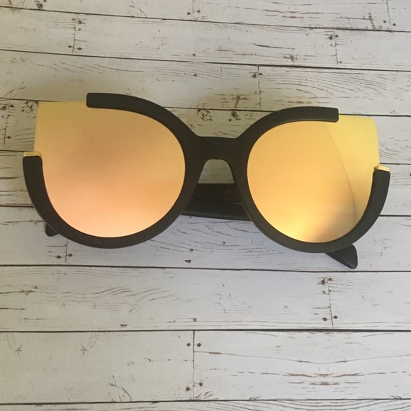 🎉HP🎉 Oversized Cat Eye Mirror Lens Sunglasses - Picture 2 of 3